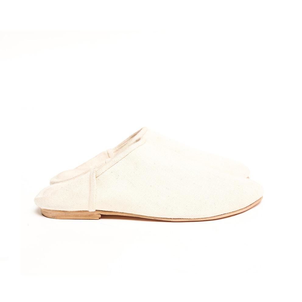 Chaussures blanches à enfiler faites à la main