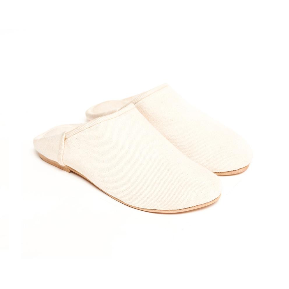 Chaussures blanches à enfiler faites à la main