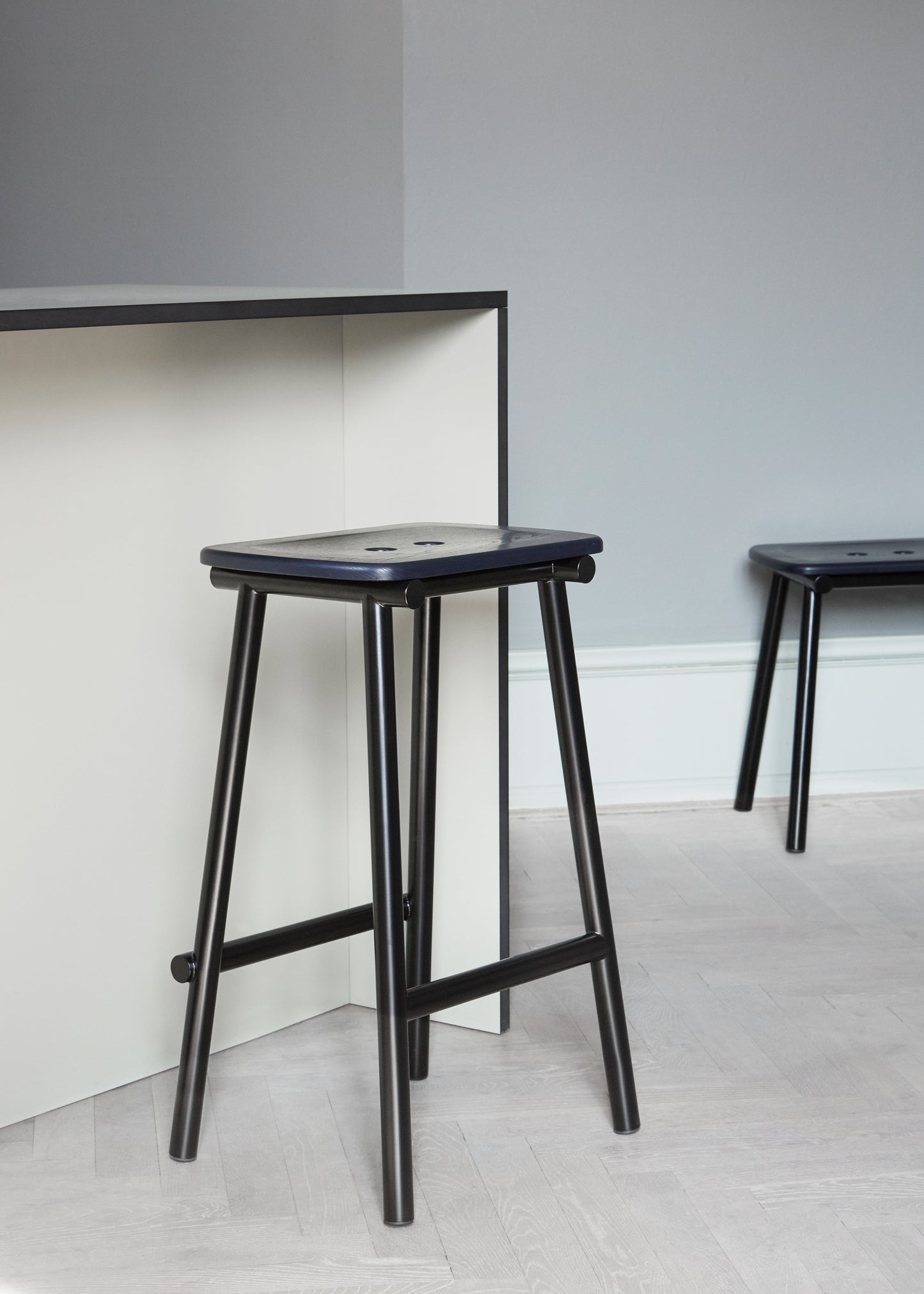 Tubby Tube bar stool black