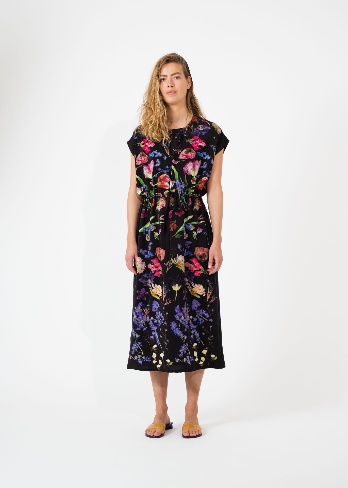 Robe simple noire à imprimé fleuri