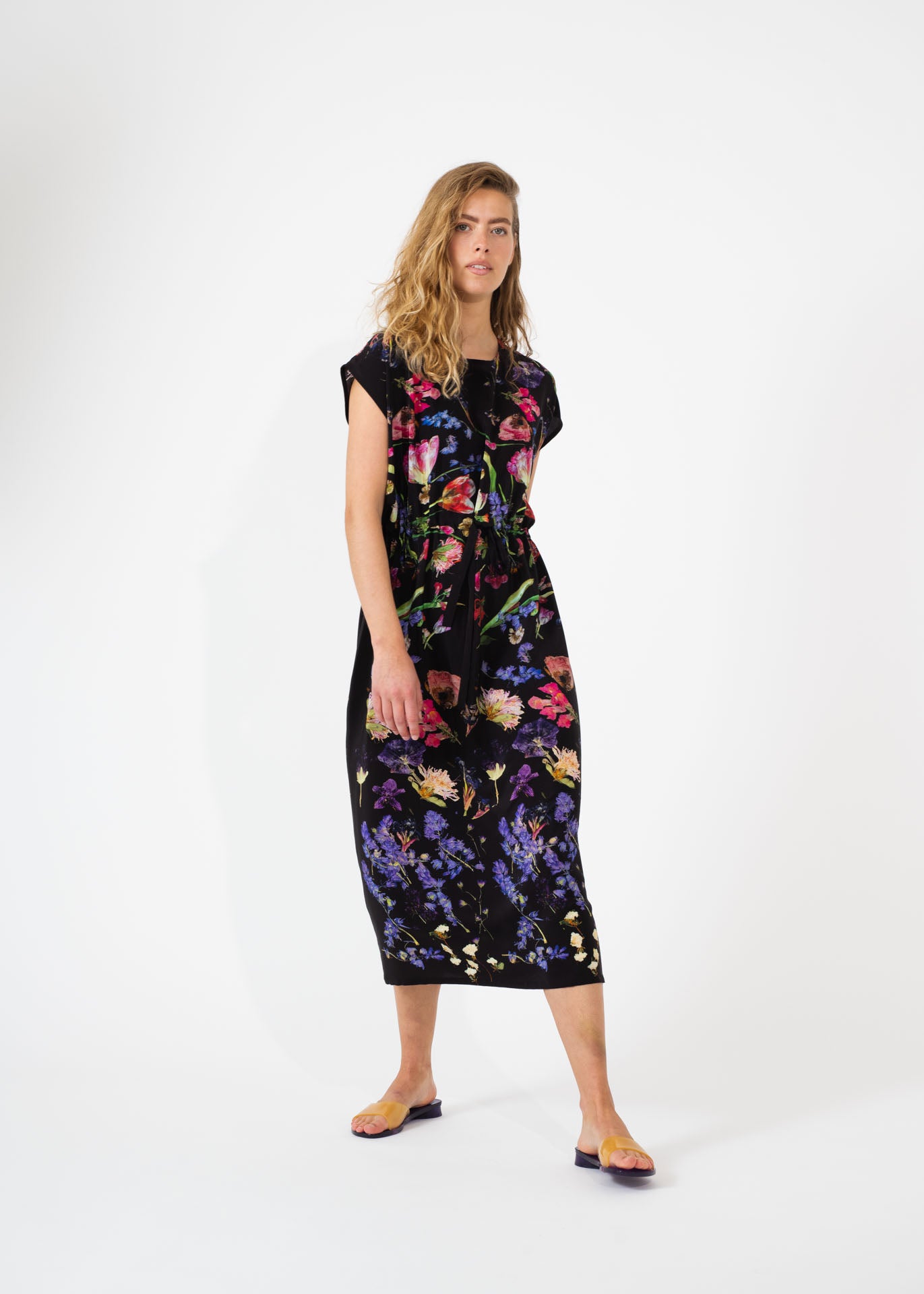 Robe simple noire à imprimé fleuri